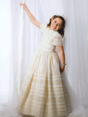 niña con traje de comunión