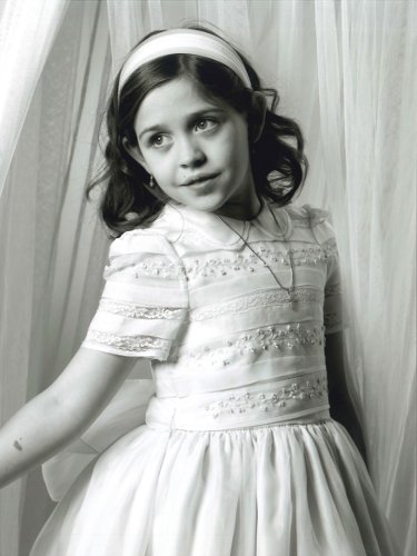 niña con traje de comunión