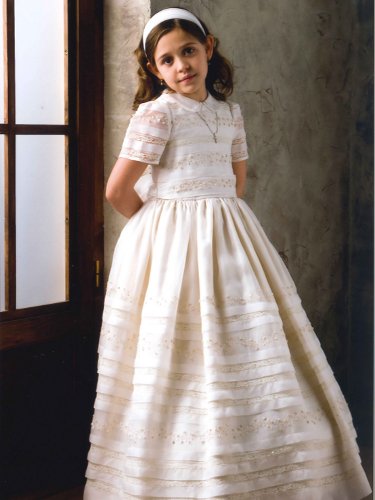 niña con traje de comunión