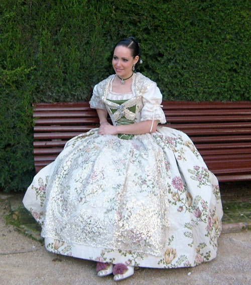 fallera sentada en el parque